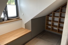 Sitzecke-mit-Buecherregal